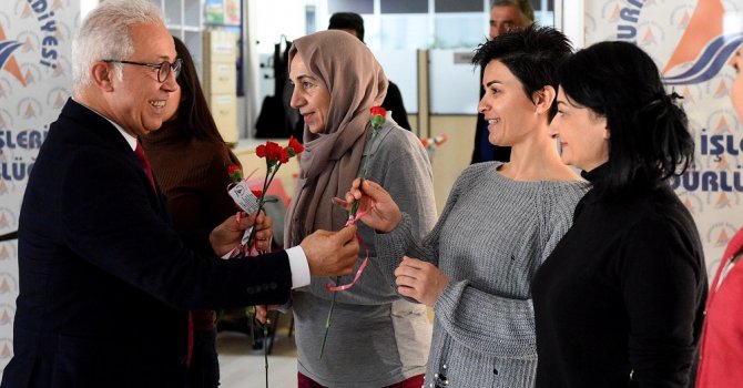 8 Mart’ı kırmızı karanfillerle kutladılar