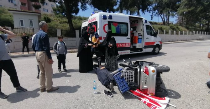 Kazada yaralanan sürücüyü giysileriyle güneşten korudular