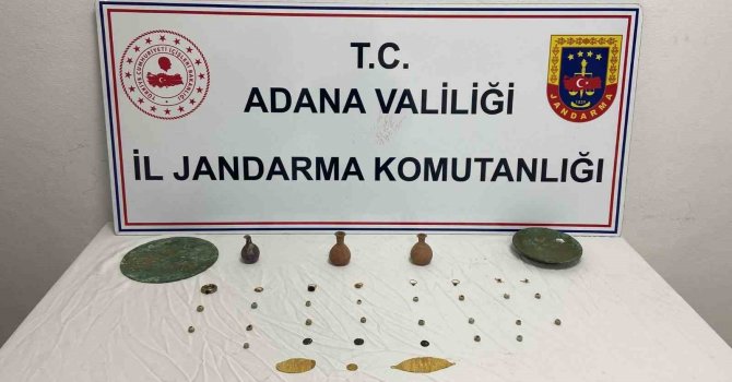 Adana’da bir araçta 38 tarihi eser ele geçirildi