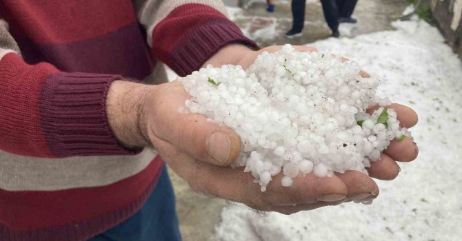 Burdur’da dolu hayatı felç etti