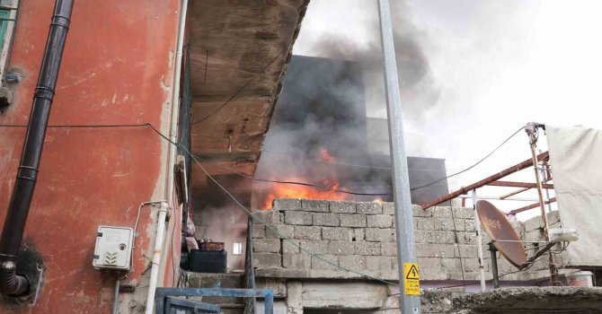 Kömürlük yandı, patlamalar korkuttu