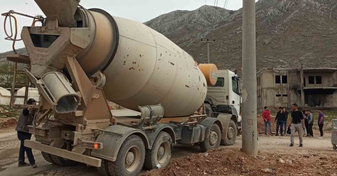 Beton mikserinin altında kaldı