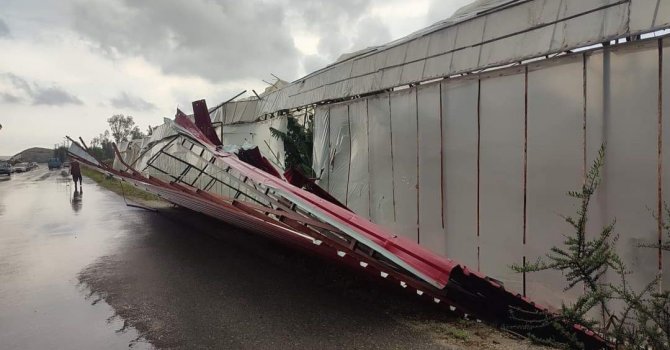 Fırtına ve hortumda panik anları kamerada