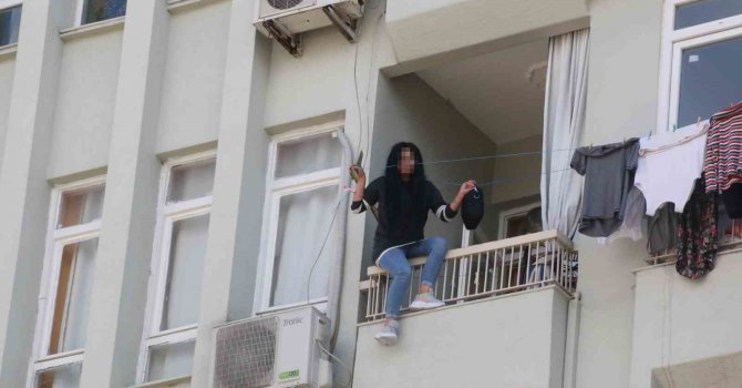 Elinde bıçakla balkon demirlerine çıkan kadın, korku dolu anlar yaşattı