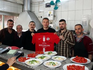 Podolski’nin köfte-piyaz keyfi