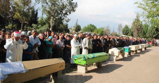 Hatay’da kamyon faciasında ölen 7 kişi, yan yana defnedildi