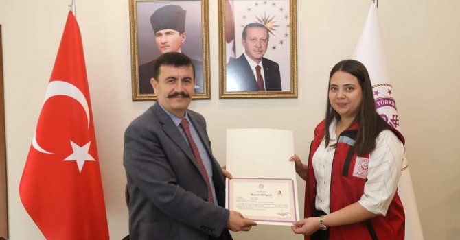 Burdur Vali Arslantaş, deprem bölgesinde görev yapan tüm personeli “başarı belgesi” ile ödüllendirdi.