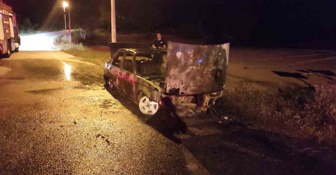 Yol kenarındaki araç yanarak kullanılamaz hale geldi