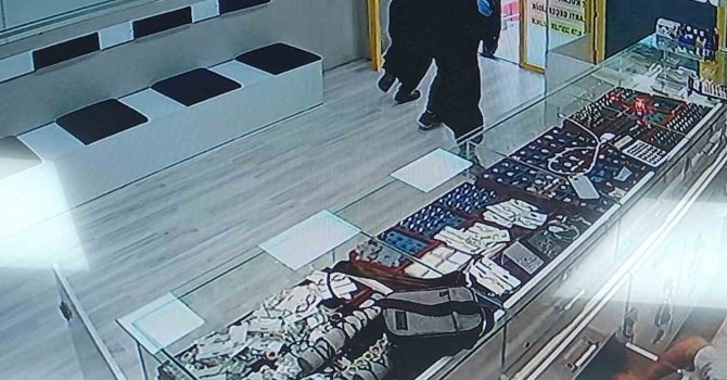 Komedi filmi gibi soygun girişimi: 3 şüpheli, kadın kılığına girdi