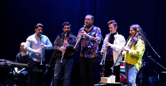 Seyircilerle Harmandalı çaldı