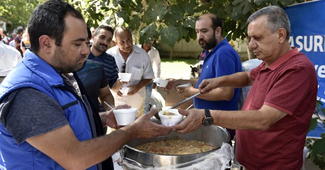 Muratpaşa 3 noktada aşure dağıttı