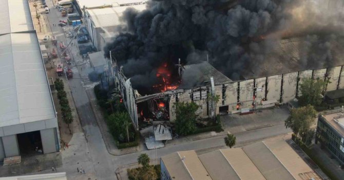 Tekne üretim tersanesindeki yangına havadan ve karadan müdahale devam ediyor