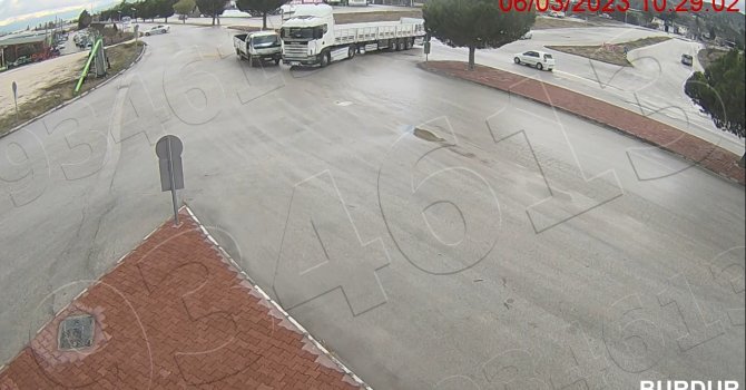 Burdur’da meydan gelen trafik kazaları kameralara yansıdı