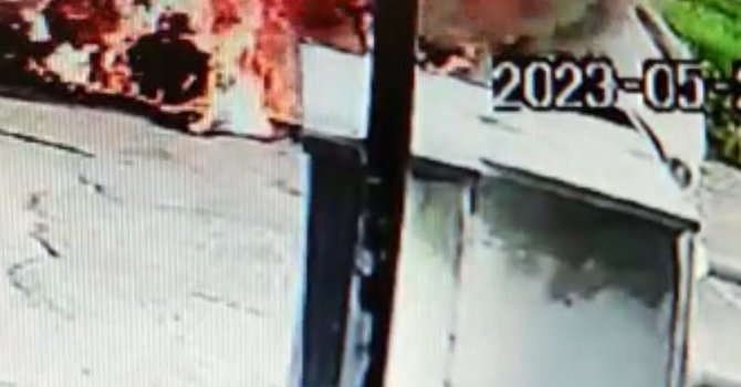 Park halindeki otomobilin alev alev yandığı anlar kamerada