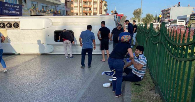 Antalya’da servis aracı otomobille çarpıştı: 12 yaralı