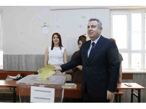 Adana Valisi Cumhurbaşkanlığı seçimi için oyunu kullandı