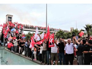 Bakan Çavuşoğlu’ndan zafer konuşması: “Bu millet sana güvenmiyorsa dön aynaya bak. Kaç seçimdir kaybediyorsun”