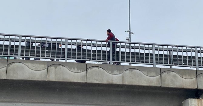 Köprülü kavşak üzerinde intihar girişimi: Polisler yaklaştı o uzaklaştı