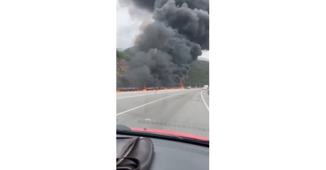 Boya yüklü tır alev alev yandı