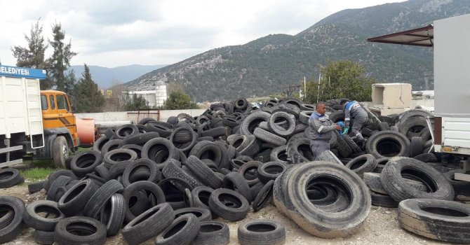 Finike'de atık lastikler geri dönüşüme kazandırıldı