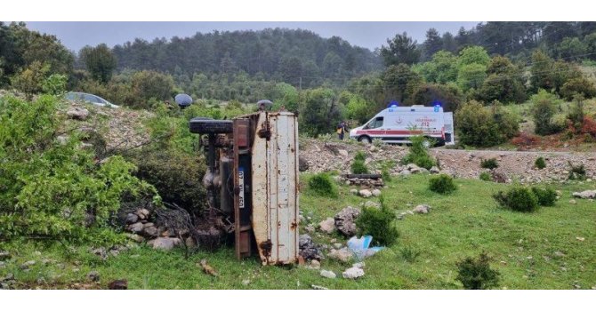 Isparta’da kamyonet şarampole yuvarlandı: 1 ölü, 1 yaralı