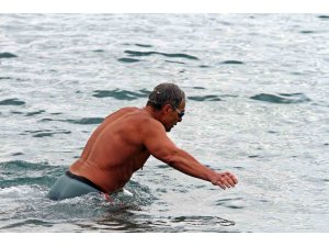 Dün karada sörf yapıp, bugün denizde yüzdüler