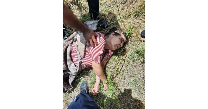 Nehre düşen kadını ölmek üzereyken ekipler kurtardı