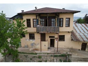 Tescilli asırlık konak da depremde zarar gördü