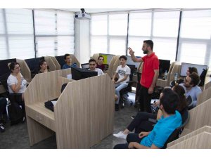 Mercek kursları gençleri geleceğin mesleklerine yönlendiriyor