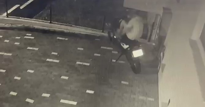 Ayağıyla kilidi kırdı, motosikleti çaldı
