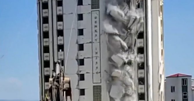 Yıkımı yapılan ağır hasarlı bina sağlam evin üzerine devrildi