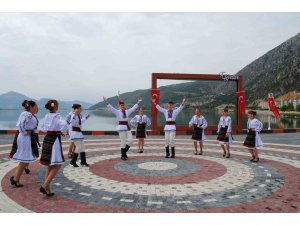 Moldova ve Ukrayna Halk oyunları ekibi Eğirdir’e renk kattı