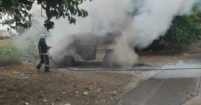 Antalya’da park halindeki minibüs alevlere teslim oldu