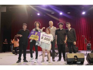 Liseler şarkılarıyla yarıştı