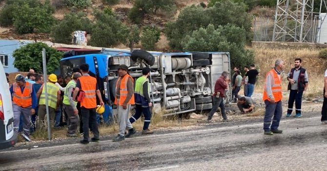 İşçileri taşıyan servis devrildi: 8 yaralı