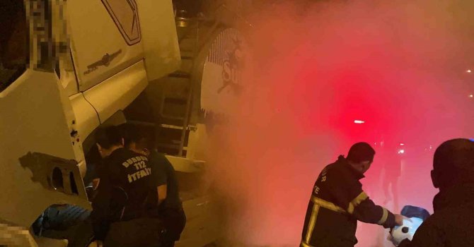 Karayolunda tırdan yükselen dumanlar korkuttu