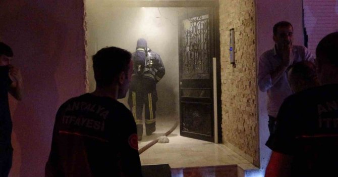 Antalya’da yangın paniği: Mahsur kalan genç kapının kilidi kırılarak kurtarıldı