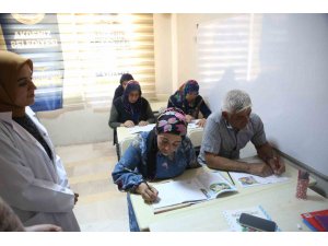 3 çocuklu çift, ehliyet almak için 4 ayda okuma yazma öğrendi