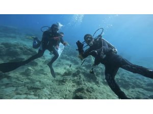 Kaş’ta deniz dibi temizliği yapıldı, kamyon lastiği, bar sandalyesi, tencere ve şişeler çıktı