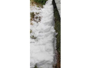 Fındık büyüklüğünde dolu yağdı, çevre beyaza büründü