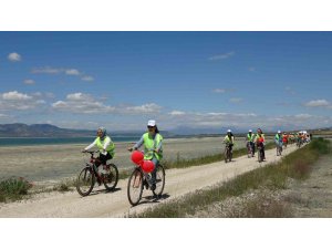 Burdur Gölü çevresinde bisiklet sürüp çöp topladılar