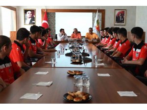 Şampiyonluk pastasını birlikte kestiler