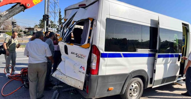 Tarsus’ta işçi servisi ile kamyon çarpıştı: 8 yaralı