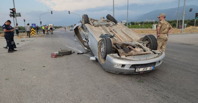 Kazada otomobil ters döndü: 1 ölü, 3 yaralı