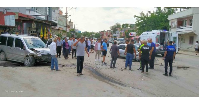 İki araç kafa kafaya çarpıştı: 4 yaralı