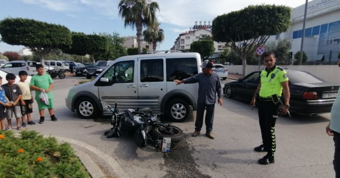 Motosikletle hafif ticari araç çarpıştı: 1 yaralı