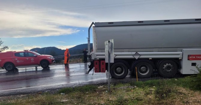 Akseki’de tırla kamyon çarpıştı: 1 yaralı