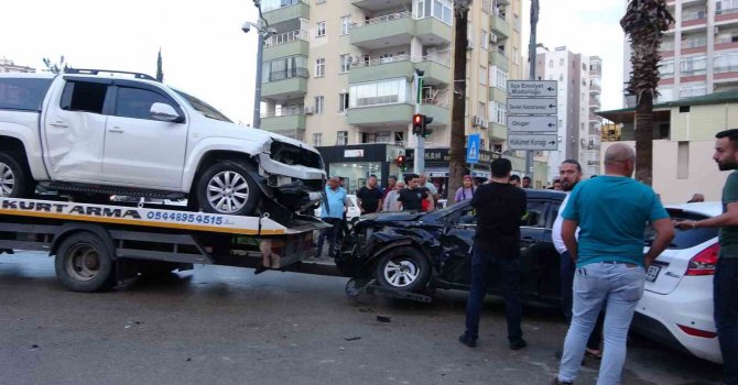 Adana’da kavşakta kaza: 3 araç hasar gördü, 2 sürücü yaralandı