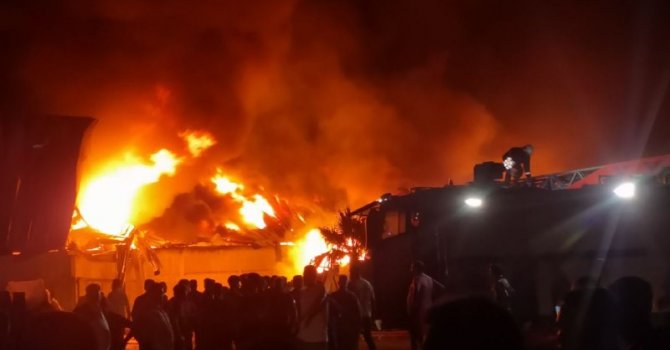 Mersin’de plastik fabrikasında yangın