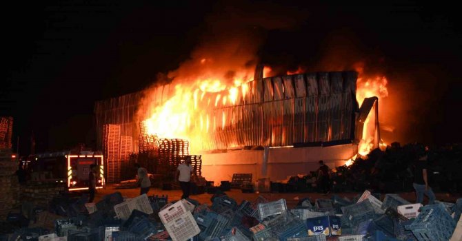 Mersin’deki plastik fabrikasında çıkan yangın söndürüldü